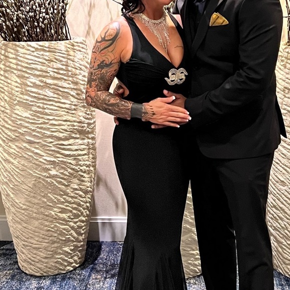 Gorgeous black gown. - Picture 2 of 4